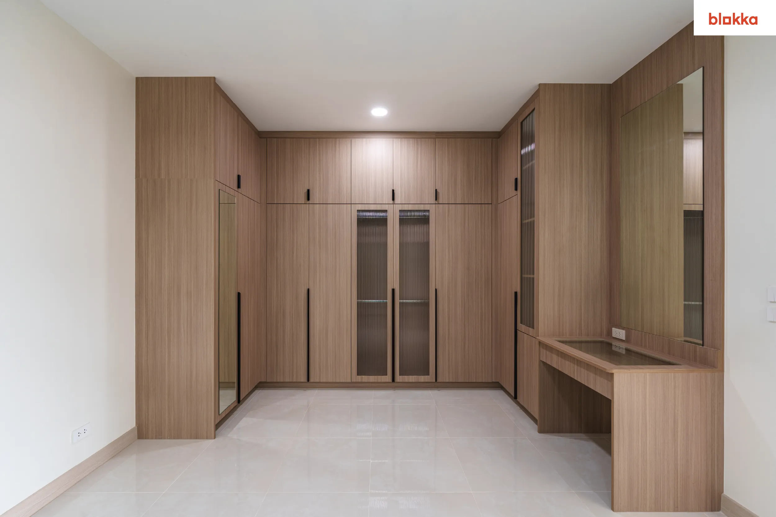 Walk-in closet บิวต์อินแบบ U-Shape คอลเลอคชั่น Vibe Series-01