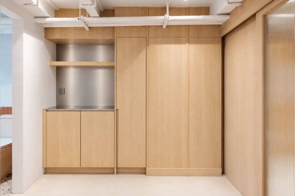 ครัวแพนทรีที่ใช้สแตนเลสเป็นท็อปและ backsplash
