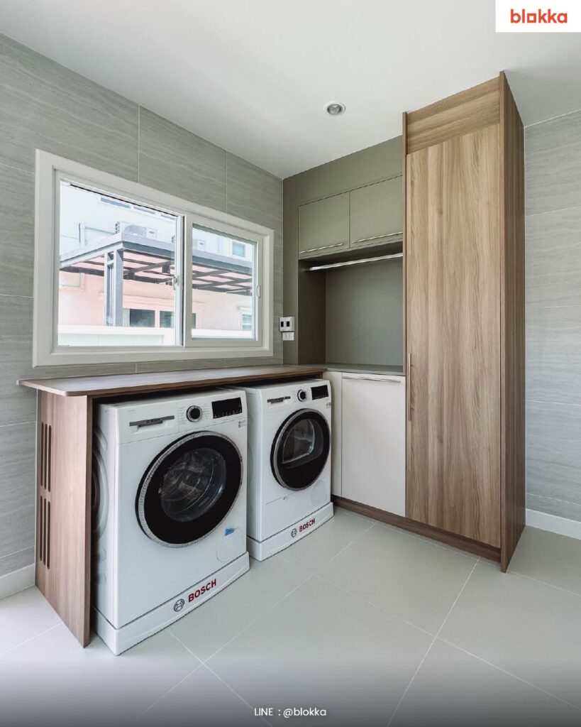 โซนซักรีดแบบวางเครื่องซักผ้ากับเครื่องอบผ้าคู่กัน สไตล์ Mid-Century Modern พร้อมตู้ปิดสูงชนฝ้าหน้าบานลายไม้